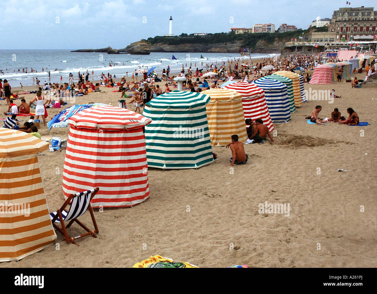 Echelle de tentes colorées sur Grande Plage Biarritz Aquitaine Golfe de Gascogne Golfe de Gascogne Sud Ouest France Europe Banque D'Images