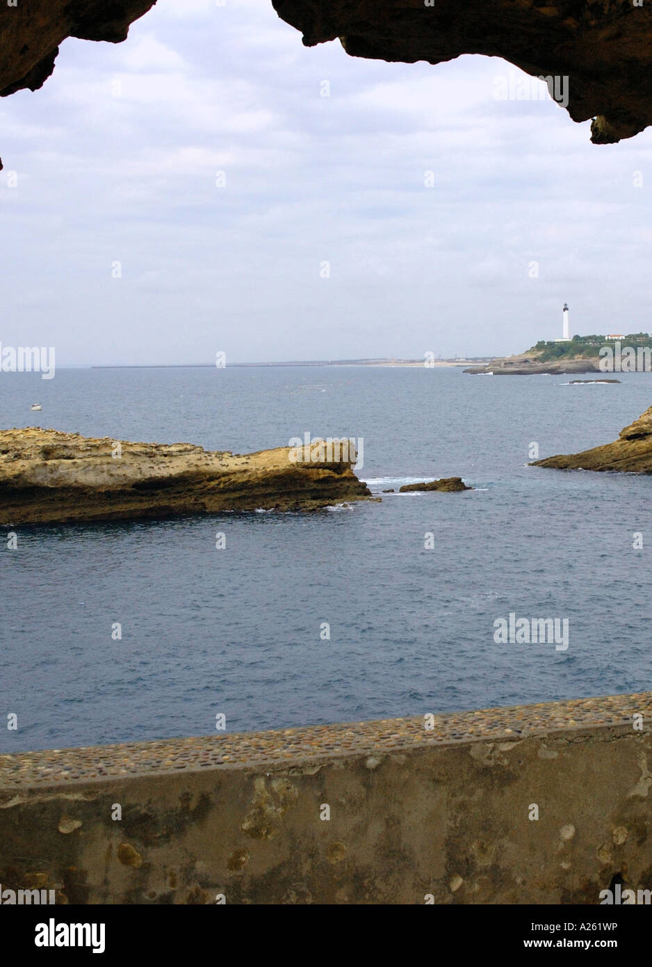 Vue panoramique du front de mer de Biarritz à partir de la Caverne trou de la Côte Basque Aquitaine Golfe de Gascogne Golfe de Gascogne Sud Ouest France Europe Banque D'Images