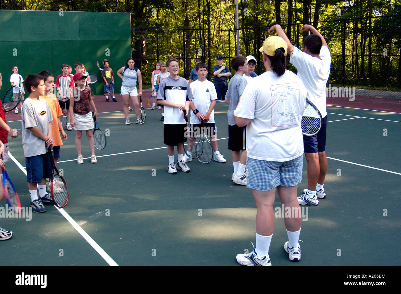 Les leçons de tennis sont fournis par une municipalité locale pour aider les enfants à apprendre la partie de tennis Banque D'Images