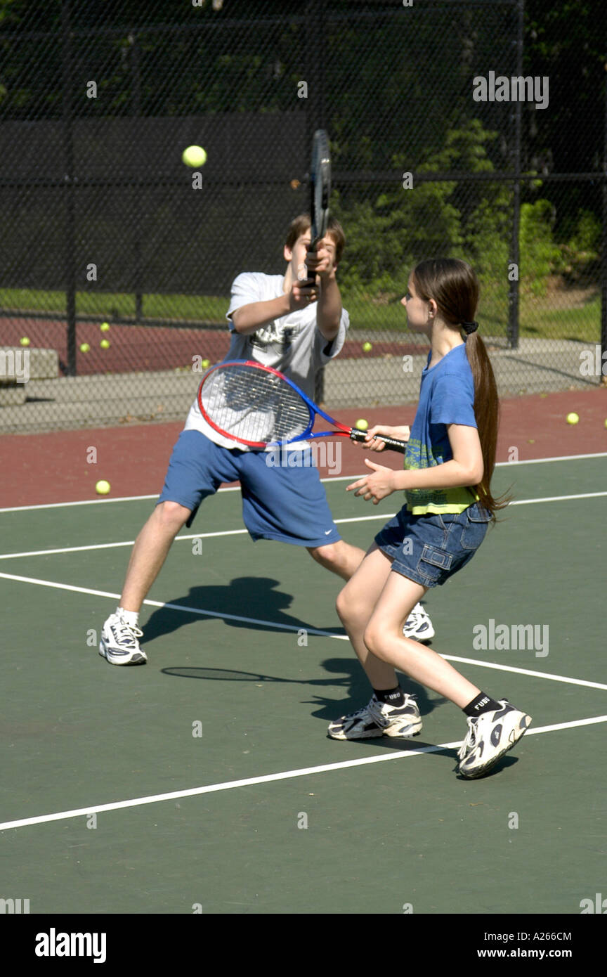 Les leçons de tennis sont fournis par une municipalité locale pour aider les enfants à apprendre la partie de tennis Banque D'Images