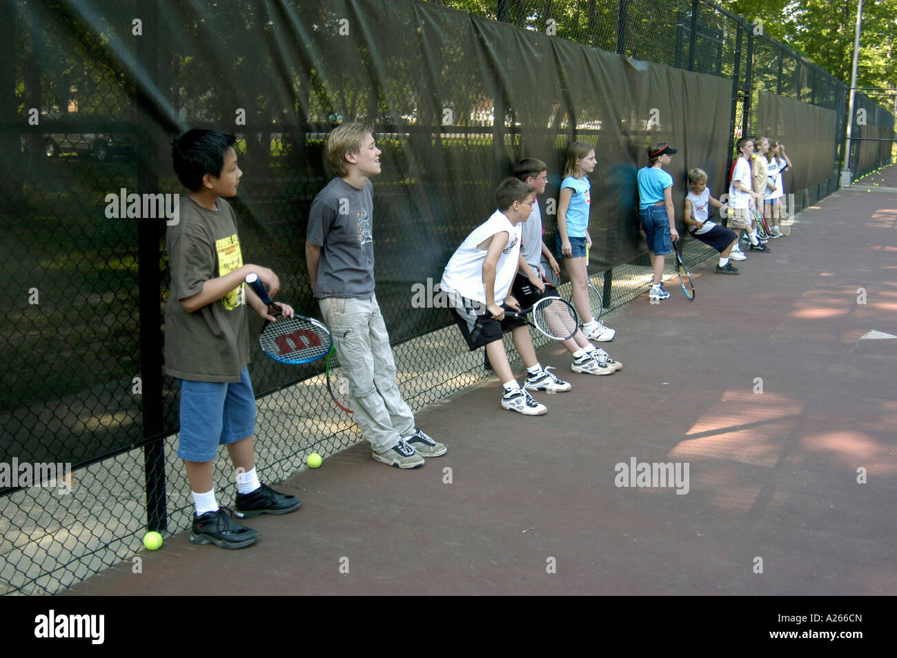 Les leçons de tennis sont fournis par une municipalité locale pour aider les enfants à apprendre la partie de tennis Banque D'Images