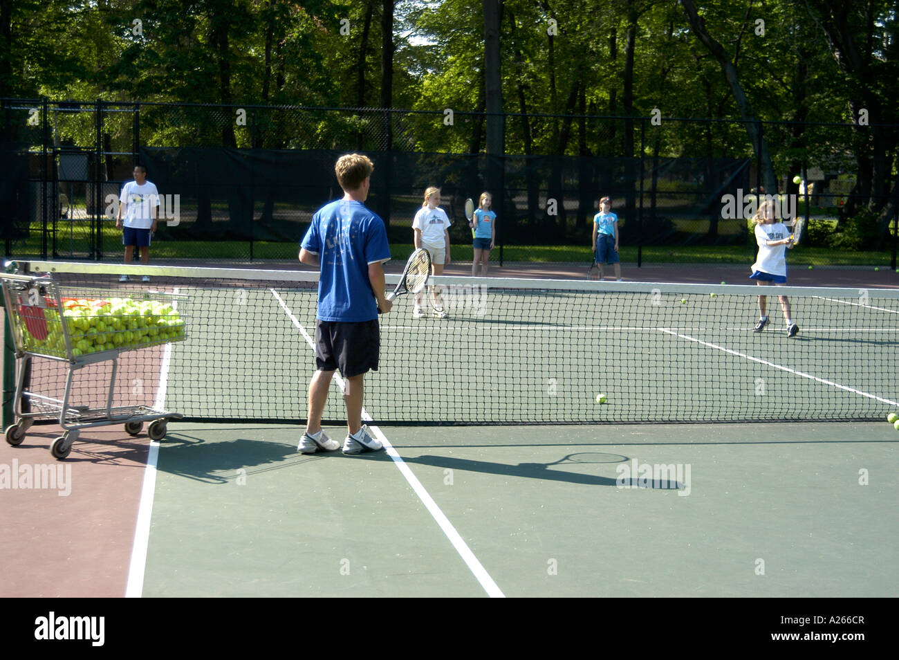 Les leçons de tennis sont fournis par une municipalité locale pour aider les enfants à apprendre la partie de tennis Banque D'Images