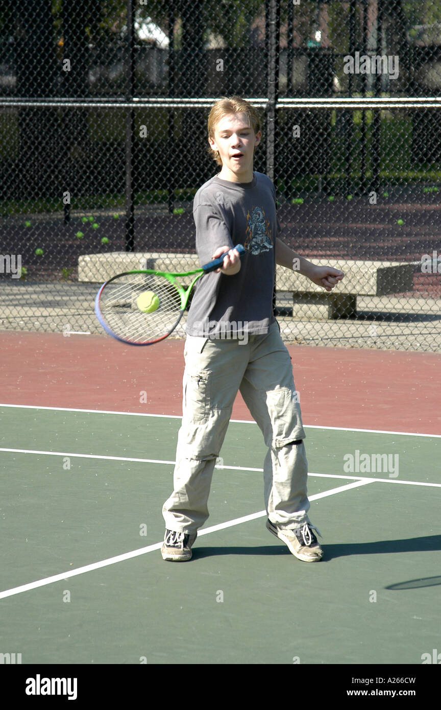 Les leçons de tennis sont fournis par une municipalité locale pour aider les enfants à apprendre la partie de tennis Banque D'Images