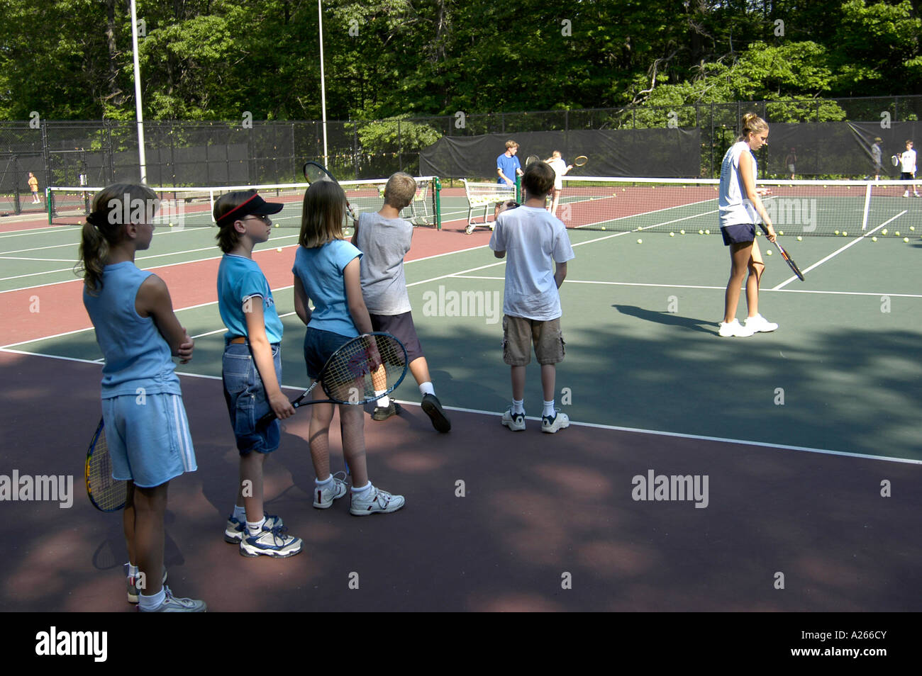 Les leçons de tennis sont fournis par une municipalité locale pour aider les enfants à apprendre la partie de tennis Banque D'Images