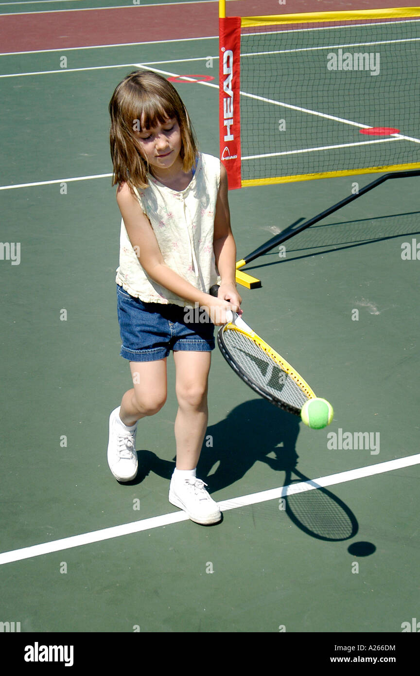 Les leçons de tennis sont fournis par une municipalité locale pour aider les enfants à apprendre la partie de tennis Banque D'Images