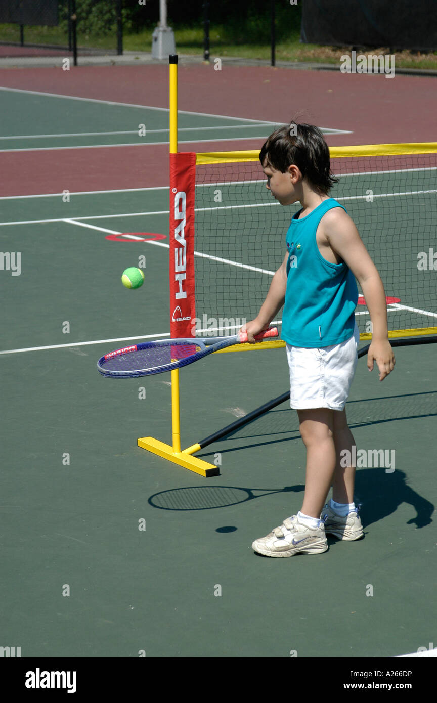 Les leçons de tennis sont fournis par une municipalité locale pour aider les enfants à apprendre la partie de tennis Banque D'Images