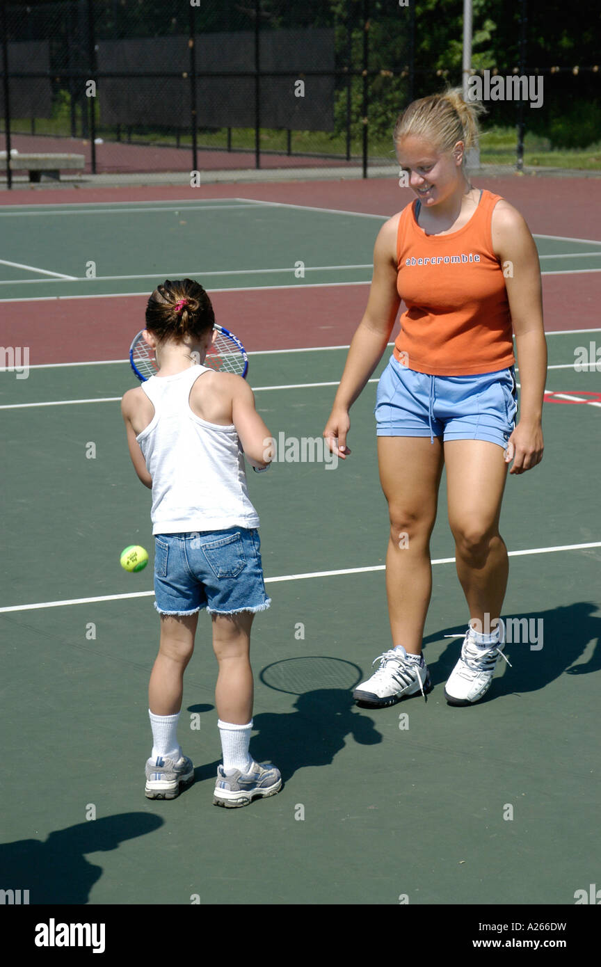 Les leçons de tennis sont fournis par une municipalité locale pour aider les enfants à apprendre la partie de tennis Banque D'Images