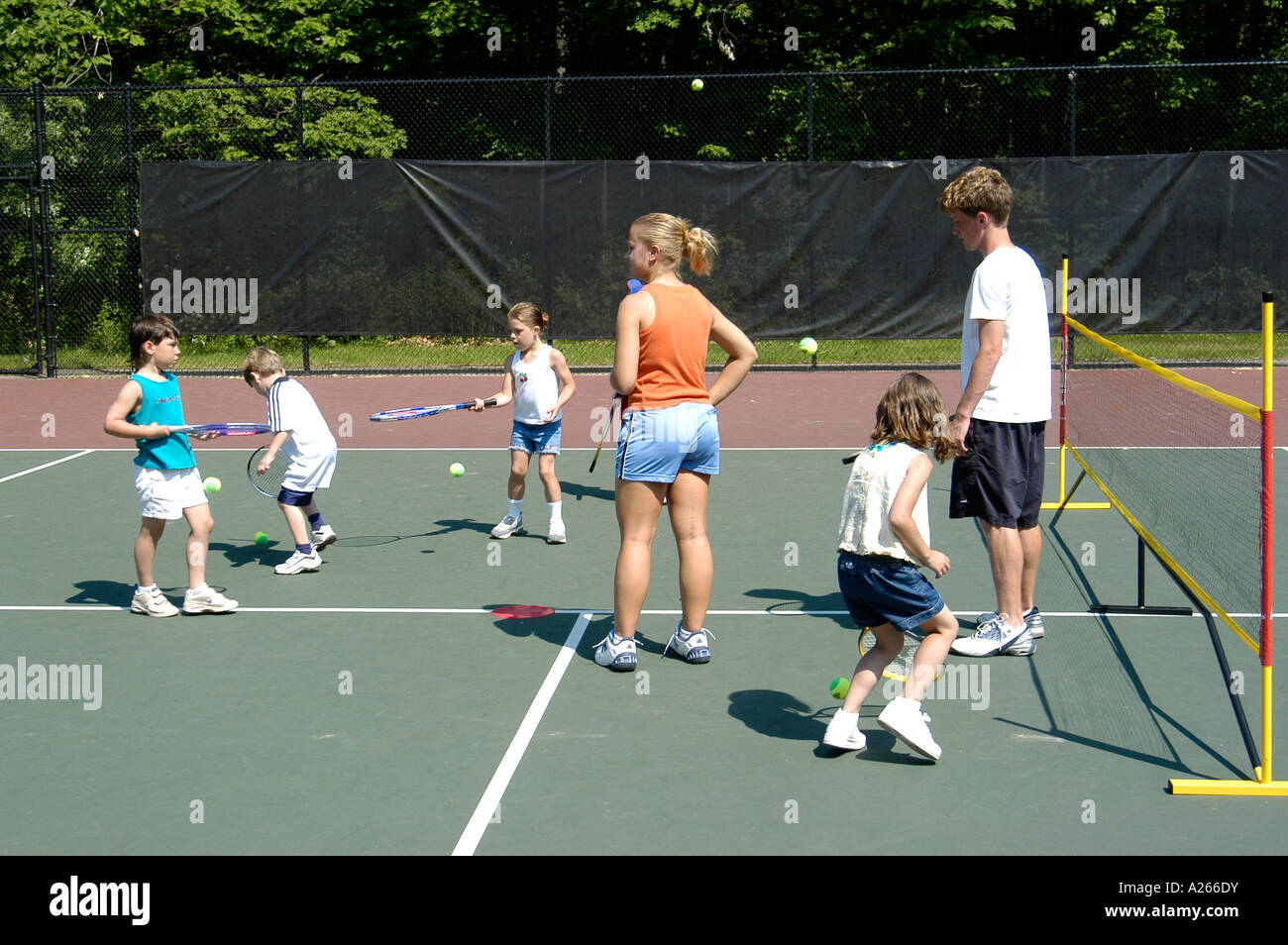 Les leçons de tennis sont fournis par une municipalité locale pour aider les enfants à apprendre la partie de tennis Banque D'Images
