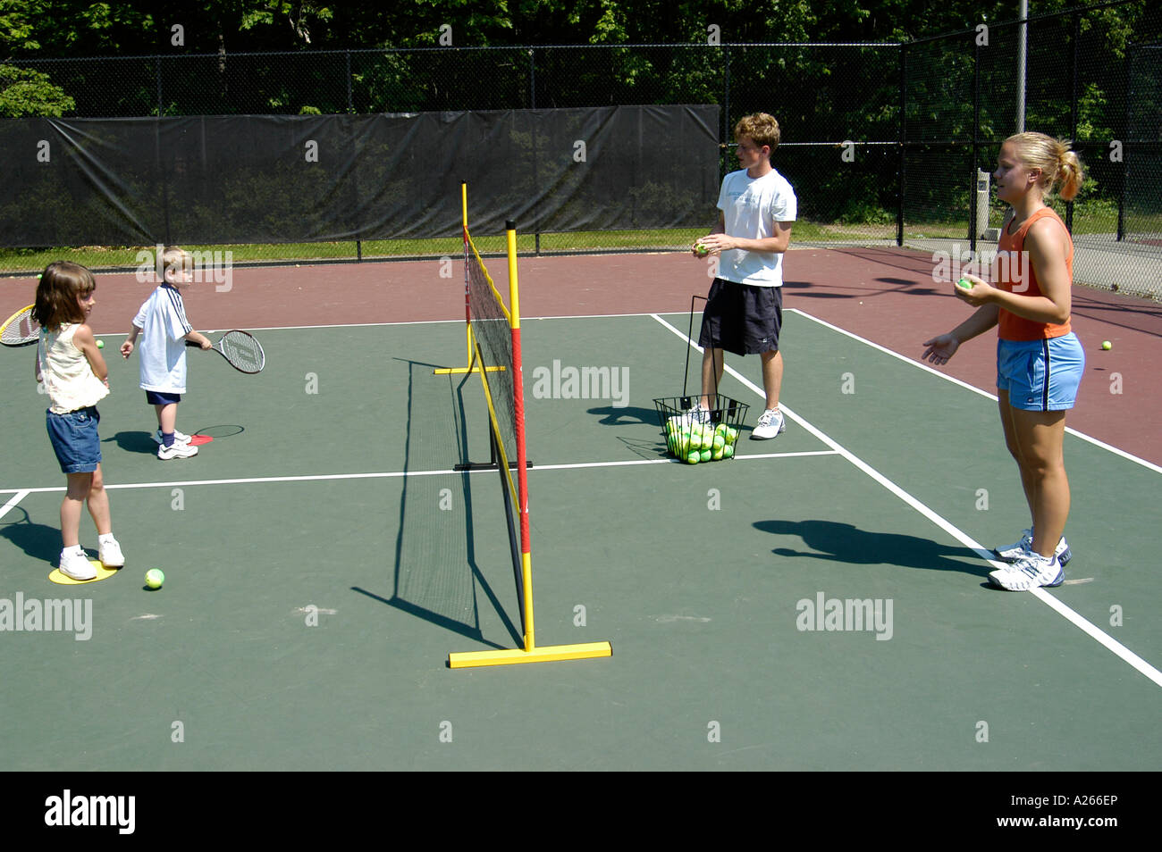Les leçons de tennis sont fournis par une municipalité locale pour aider les enfants à apprendre la partie de tennis Banque D'Images