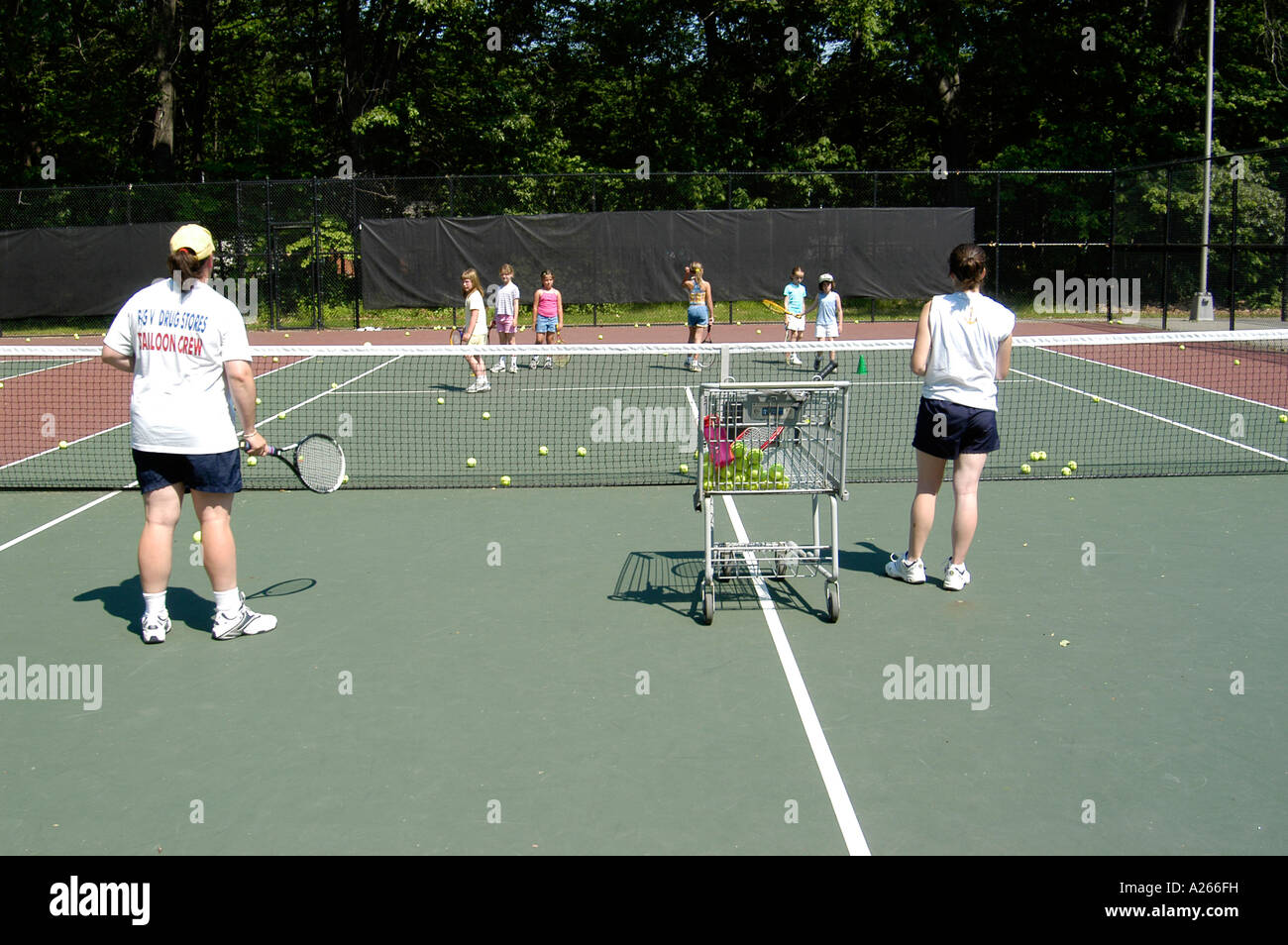 Les leçons de tennis sont fournis par une municipalité locale pour aider les enfants à apprendre la partie de tennis Banque D'Images