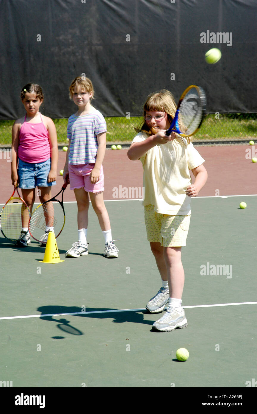 Les leçons de tennis sont fournis par une municipalité locale pour aider les enfants à apprendre la partie de tennis Banque D'Images