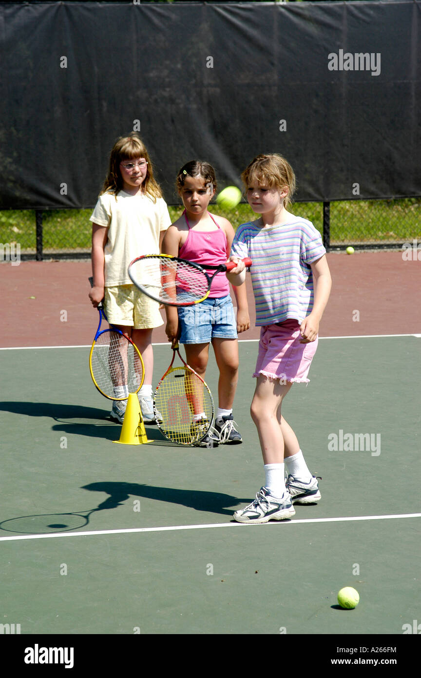 Les leçons de tennis sont fournis par une municipalité locale pour aider les enfants à apprendre la partie de tennis Banque D'Images