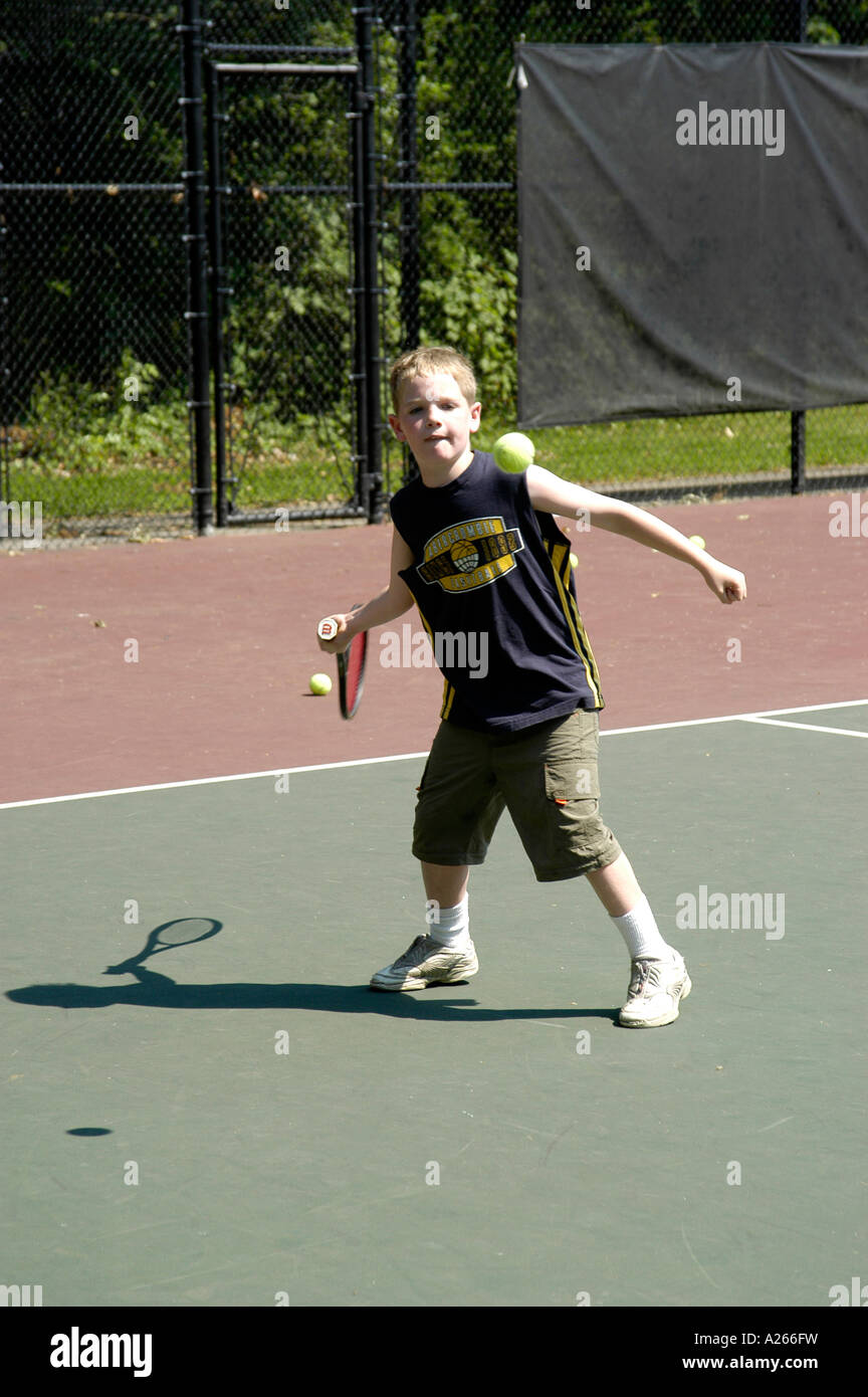 Les leçons de tennis sont fournis par une municipalité locale pour aider les enfants à apprendre la partie de tennis Banque D'Images