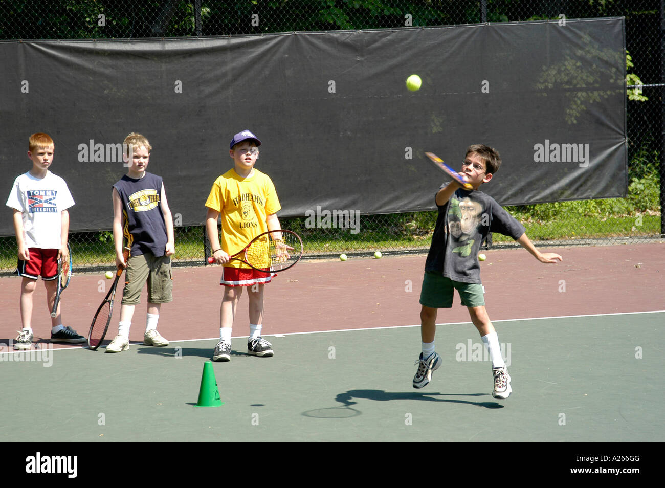 Les leçons de tennis sont fournis par une municipalité locale pour aider les enfants à apprendre la partie de tennis Banque D'Images