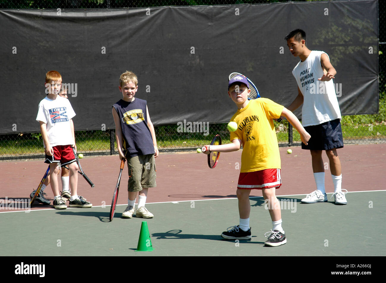Les leçons de tennis sont fournis par une municipalité locale pour aider les enfants à apprendre la partie de tennis Banque D'Images
