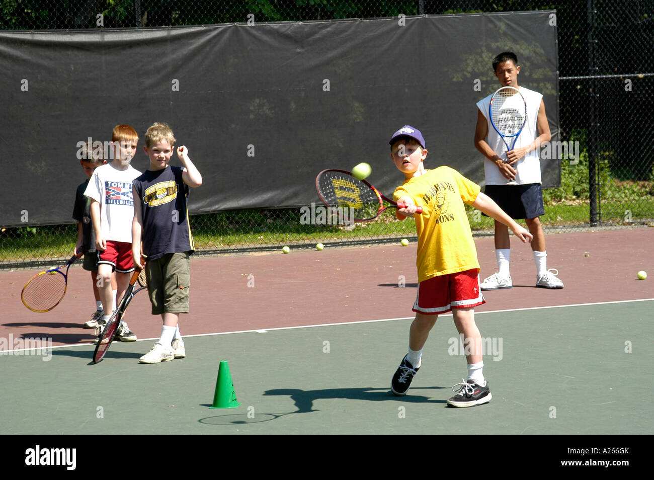 Les leçons de tennis sont fournis par une municipalité locale pour aider les enfants à apprendre la partie de tennis Banque D'Images