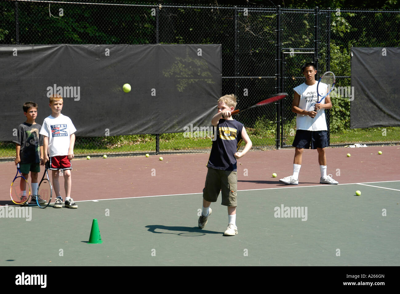 Les leçons de tennis sont fournis par une municipalité locale pour aider les enfants à apprendre la partie de tennis Banque D'Images