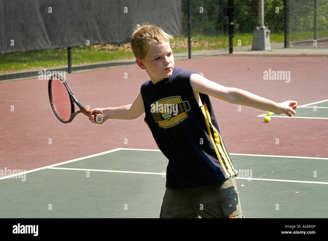 Les leçons de tennis sont fournis par une municipalité locale pour aider les enfants à apprendre la partie de tennis Banque D'Images