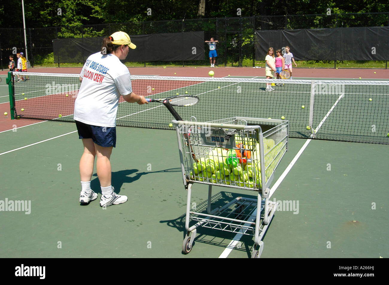 Les leçons de tennis sont fournis par une municipalité locale pour aider les enfants à apprendre la partie de tennis Banque D'Images