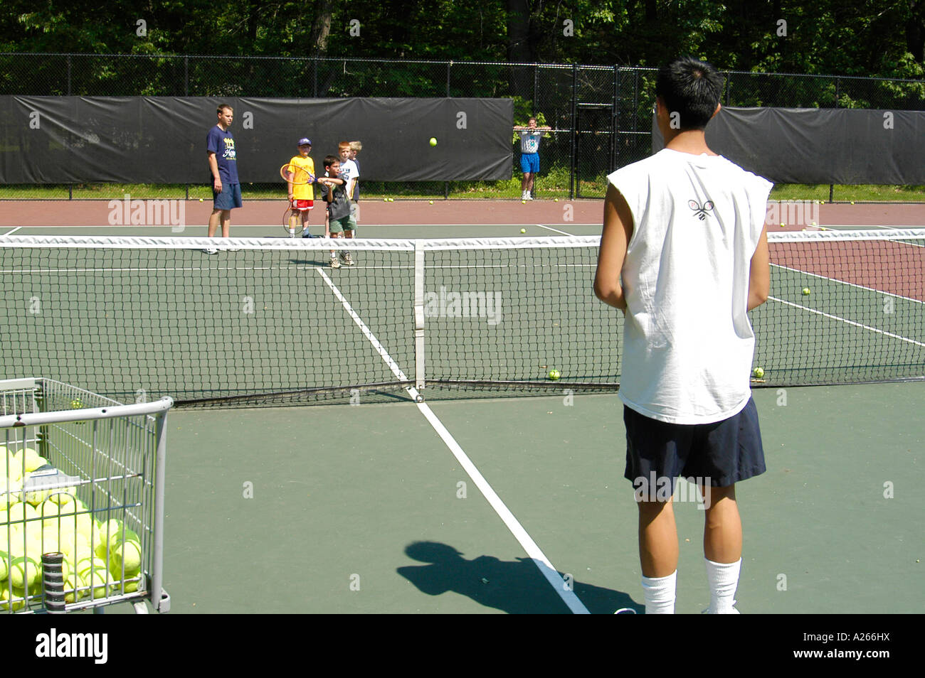 Les leçons de tennis sont fournis par une municipalité locale pour aider les enfants à apprendre la partie de tennis Banque D'Images