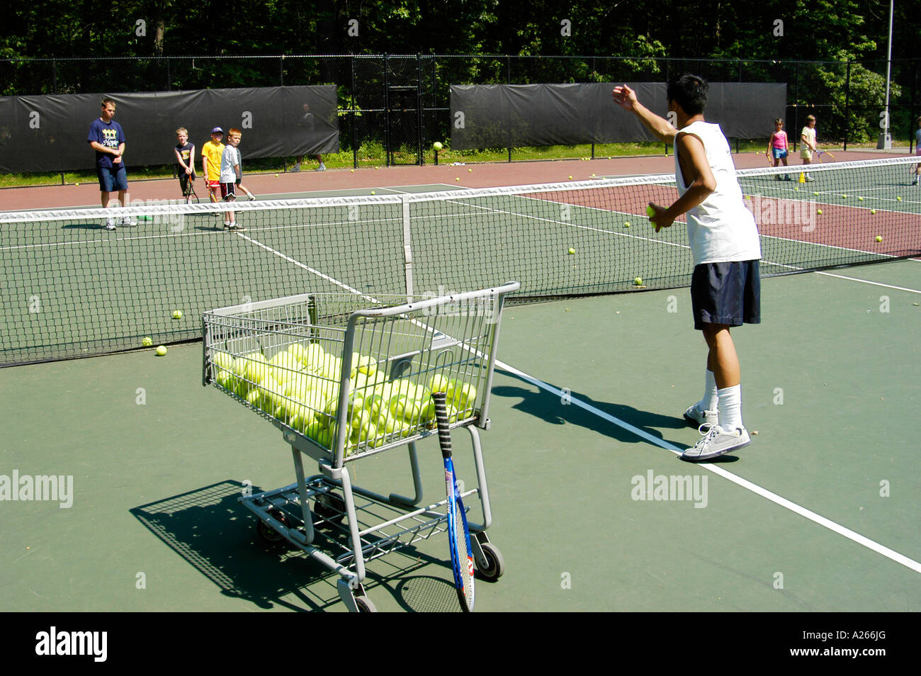 Les leçons de tennis sont fournis par une municipalité locale pour aider les enfants à apprendre la partie de tennis Banque D'Images