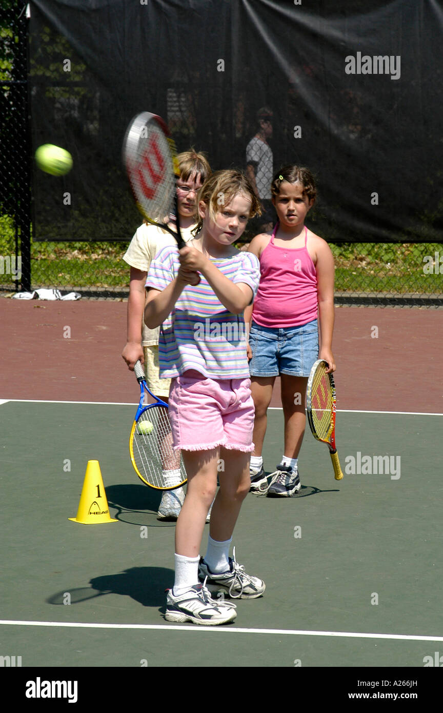 Les leçons de tennis sont fournis par une municipalité locale pour aider les enfants à apprendre la partie de tennis Banque D'Images