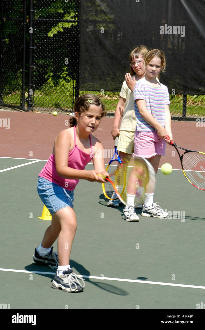 Les leçons de tennis sont fournis par une municipalité locale pour aider les enfants à apprendre la partie de tennis Banque D'Images