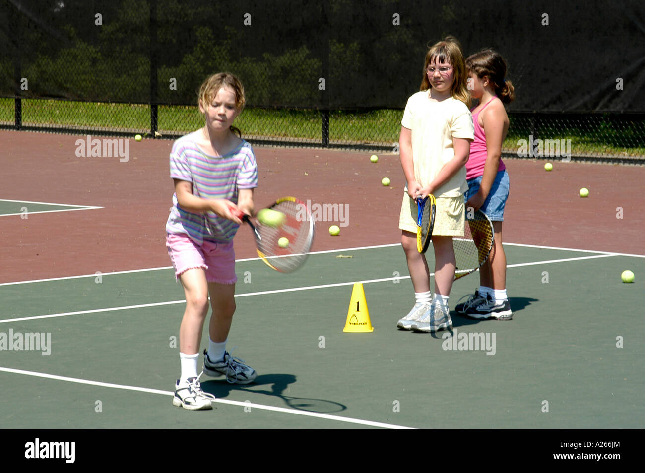 Les leçons de tennis sont fournis par une municipalité locale pour aider les enfants à apprendre la partie de tennis Banque D'Images
