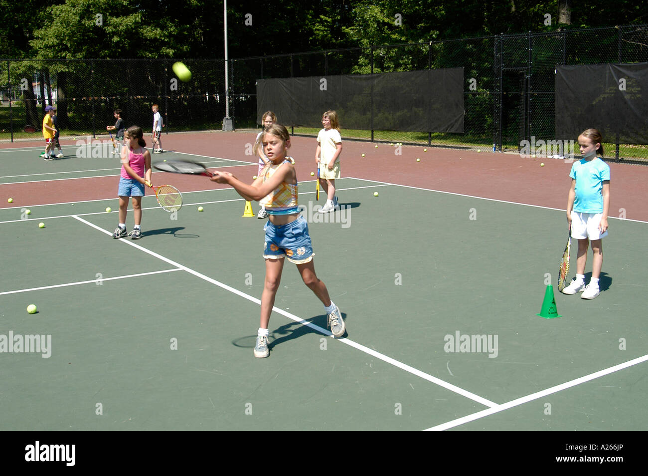 Les leçons de tennis sont fournis par une municipalité locale pour aider les enfants à apprendre la partie de tennis Banque D'Images