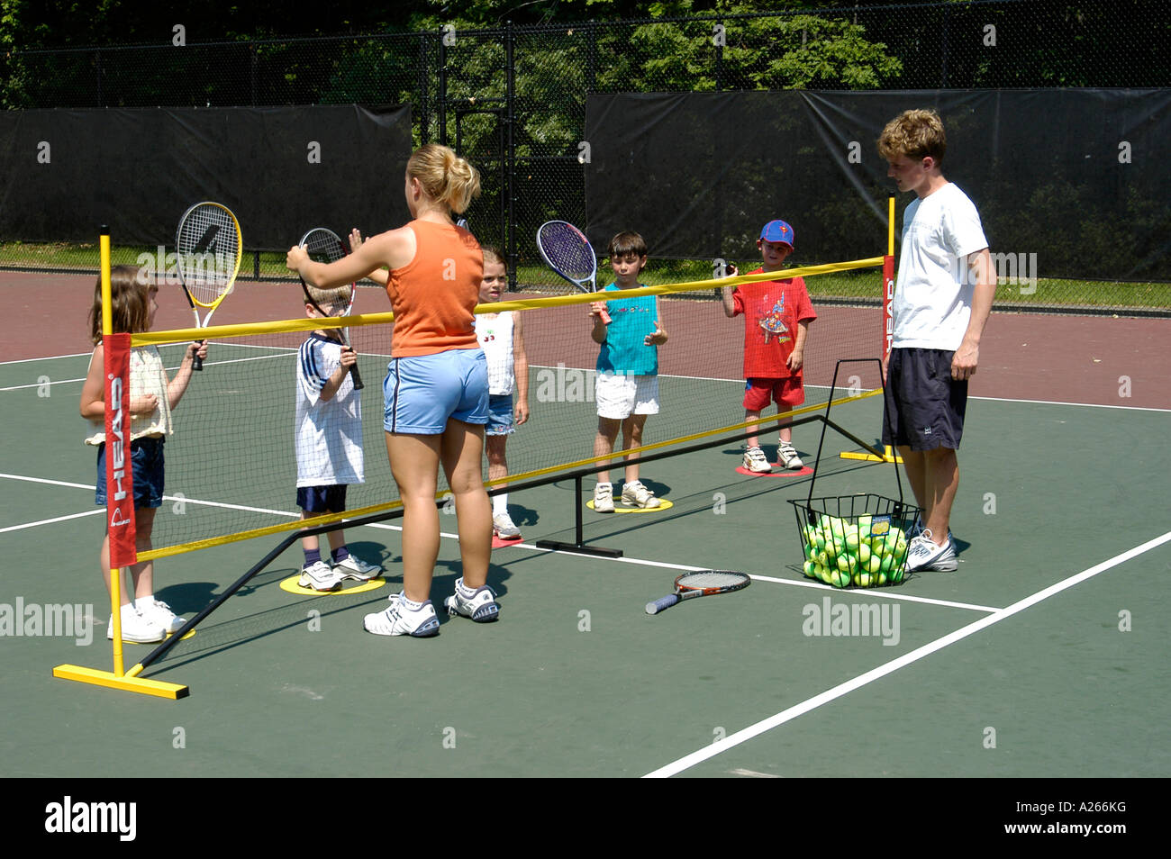 Les leçons de tennis sont fournis par une municipalité locale pour aider les enfants à apprendre la partie de tennis Banque D'Images