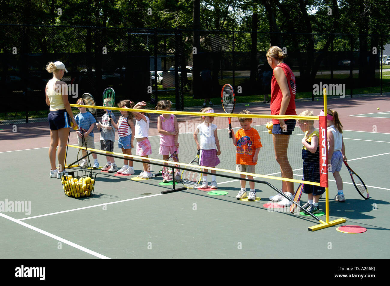 Les leçons de tennis sont fournis par une municipalité locale pour aider les enfants à apprendre la partie de tennis Banque D'Images