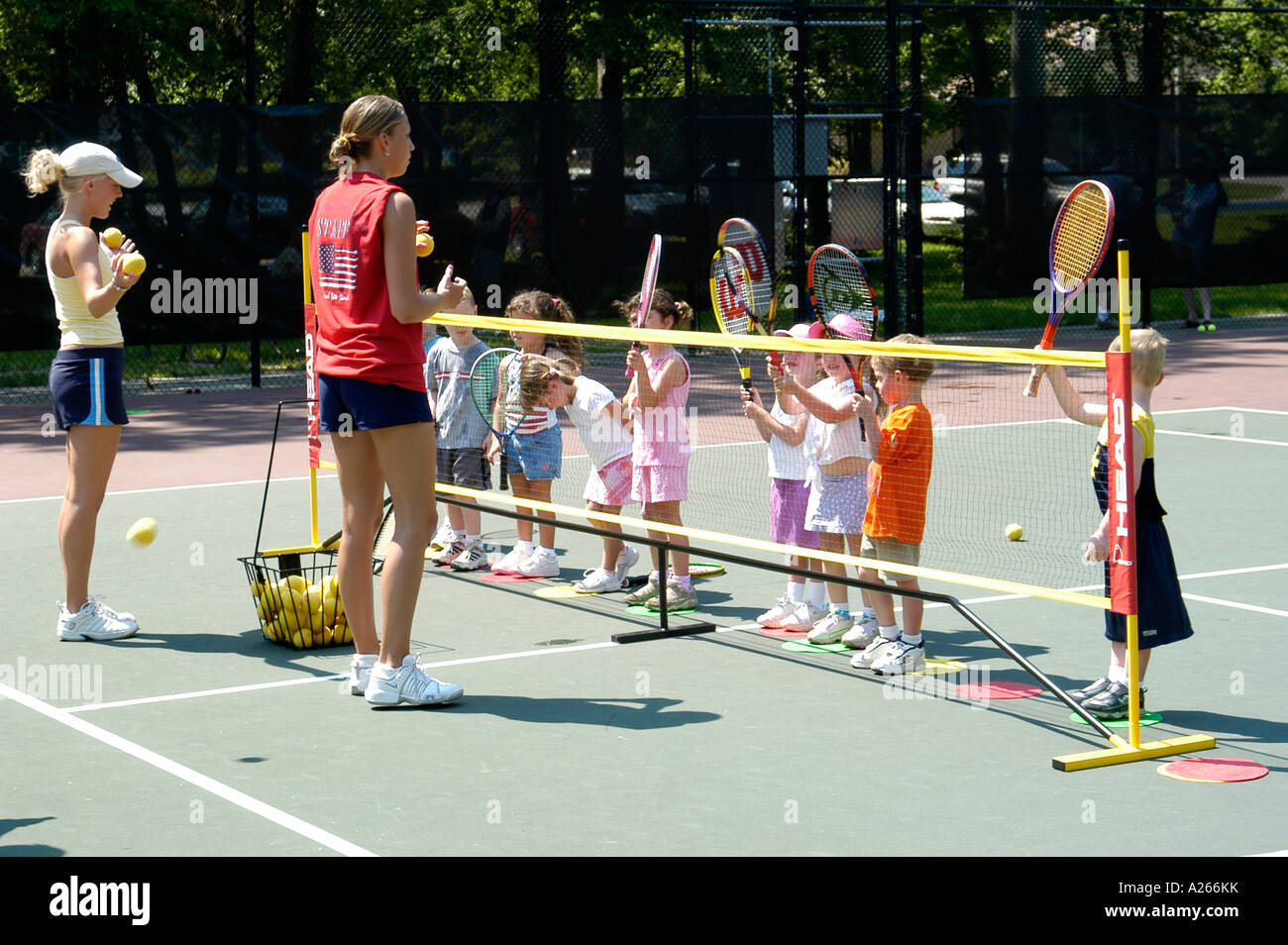 Les leçons de tennis sont fournis par une municipalité locale pour aider les enfants à apprendre la partie de tennis Banque D'Images