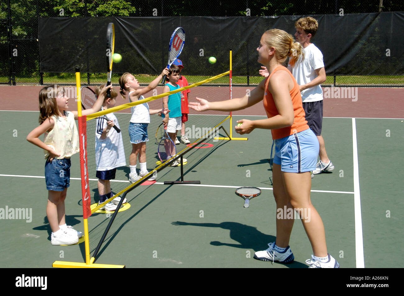 Les leçons de tennis sont fournis par une municipalité locale pour aider les enfants à apprendre la partie de tennis Banque D'Images