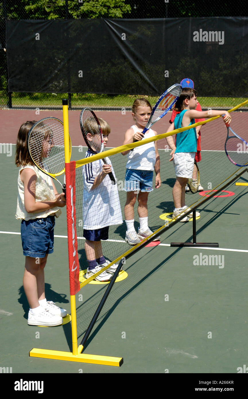 Les leçons de tennis sont fournis par une municipalité locale pour aider les enfants à apprendre la partie de tennis Banque D'Images