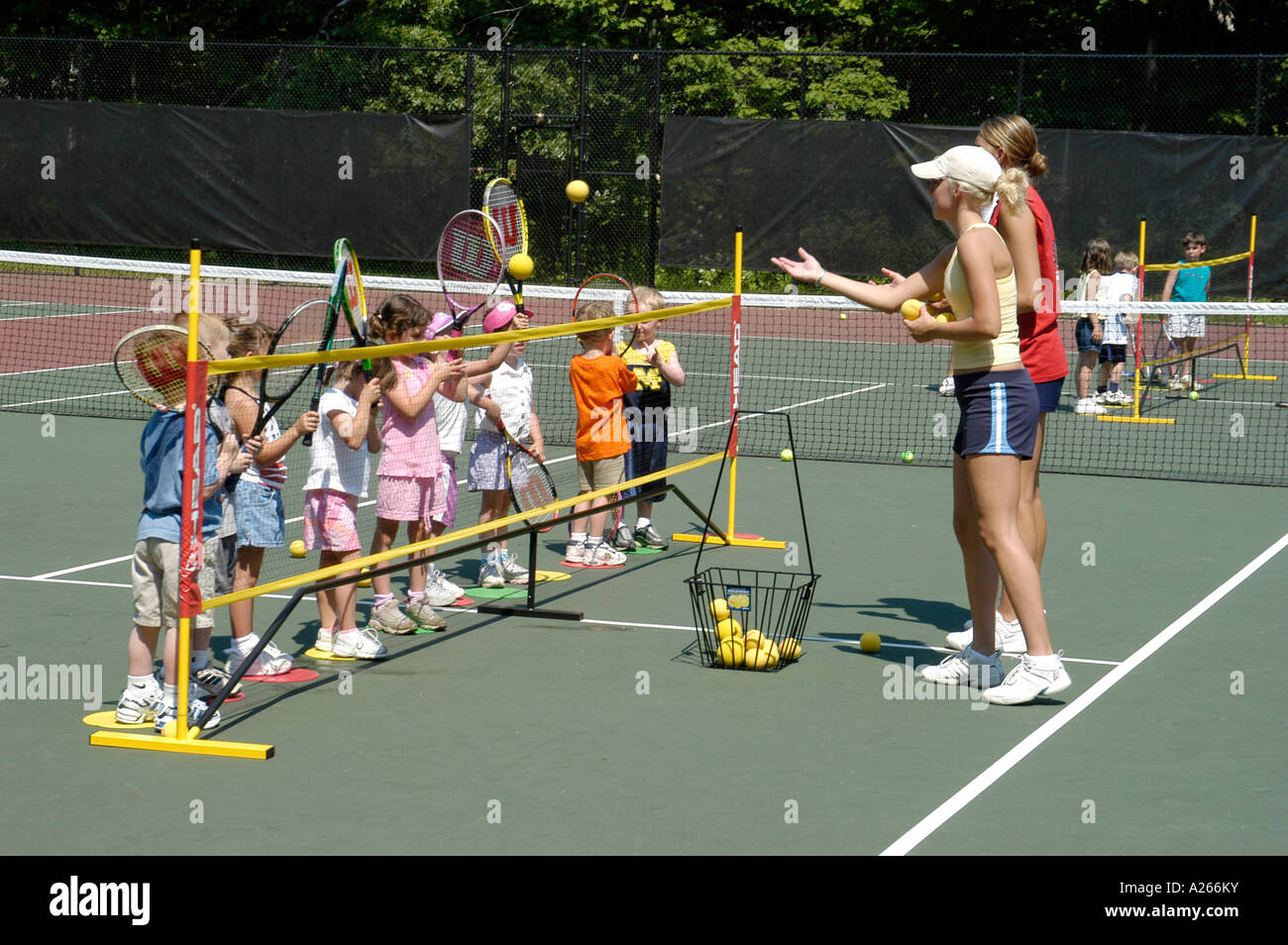 Les leçons de tennis sont fournis par une municipalité locale pour aider les enfants à apprendre la partie de tennis Banque D'Images