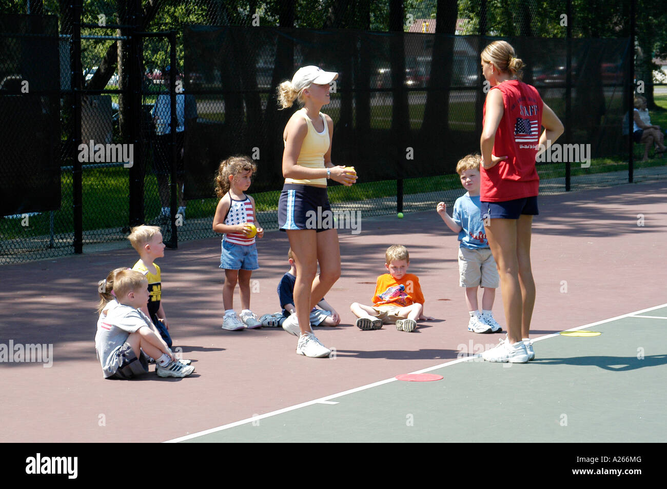 Les leçons de tennis sont fournis par une municipalité locale pour aider les enfants à apprendre la partie de tennis Banque D'Images
