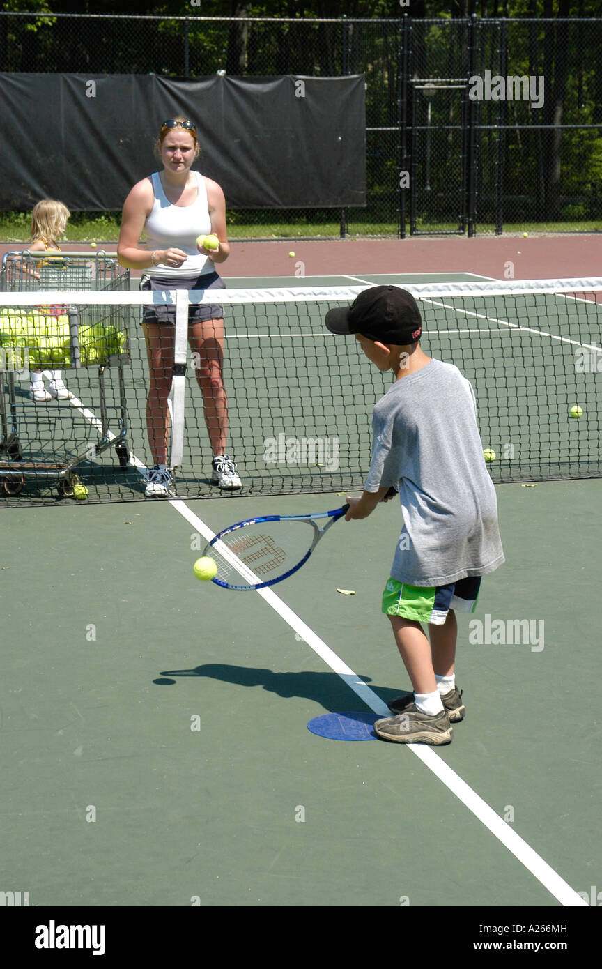 Les leçons de tennis sont fournis par une municipalité locale pour aider les enfants à apprendre la partie de tennis Banque D'Images