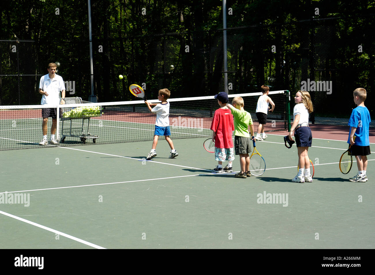 Les leçons de tennis sont fournis par une municipalité locale pour aider les enfants à apprendre la partie de tennis Banque D'Images