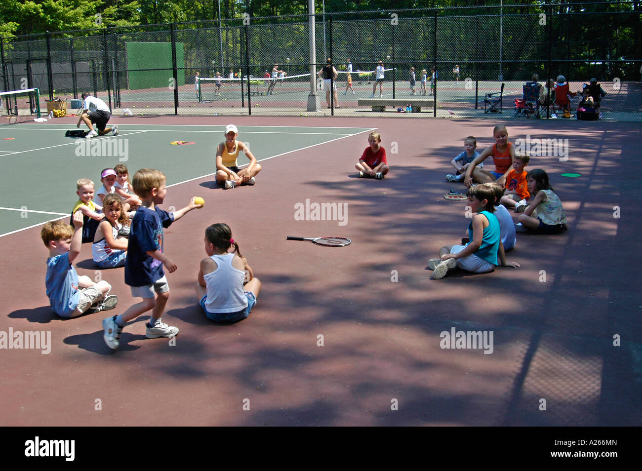 Les leçons de tennis sont fournis par une municipalité locale pour aider les enfants à apprendre la partie de tennis Banque D'Images