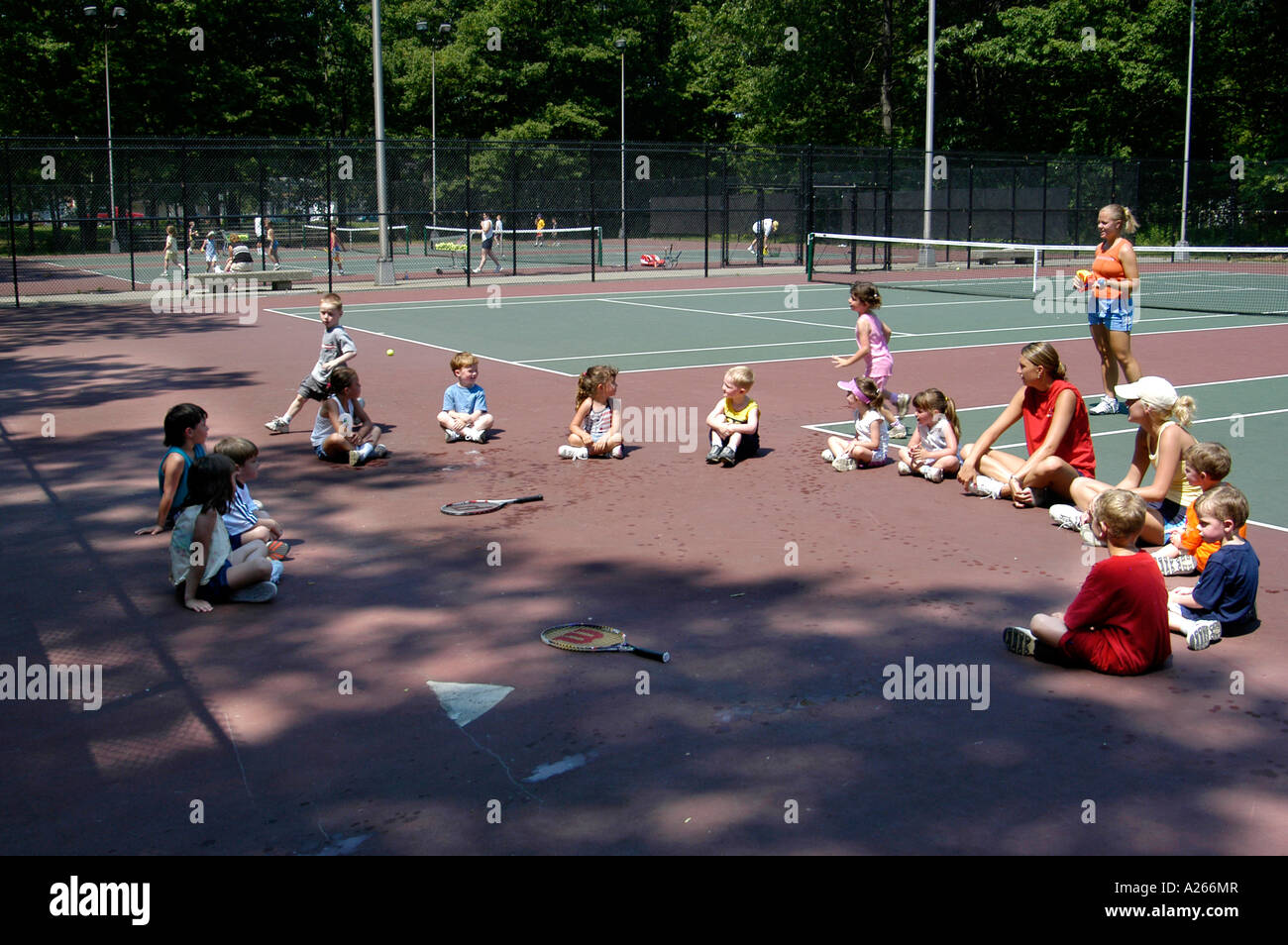 Les leçons de tennis sont fournis par une municipalité locale pour aider les enfants à apprendre la partie de tennis Banque D'Images