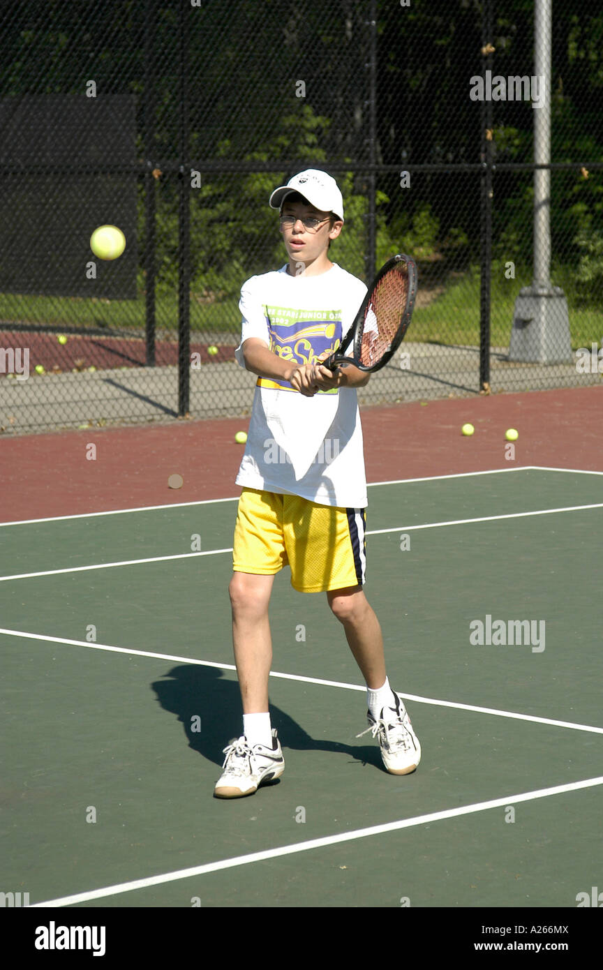 Les leçons de tennis sont fournis par une municipalité locale pour aider les enfants à apprendre la partie de tennis Banque D'Images