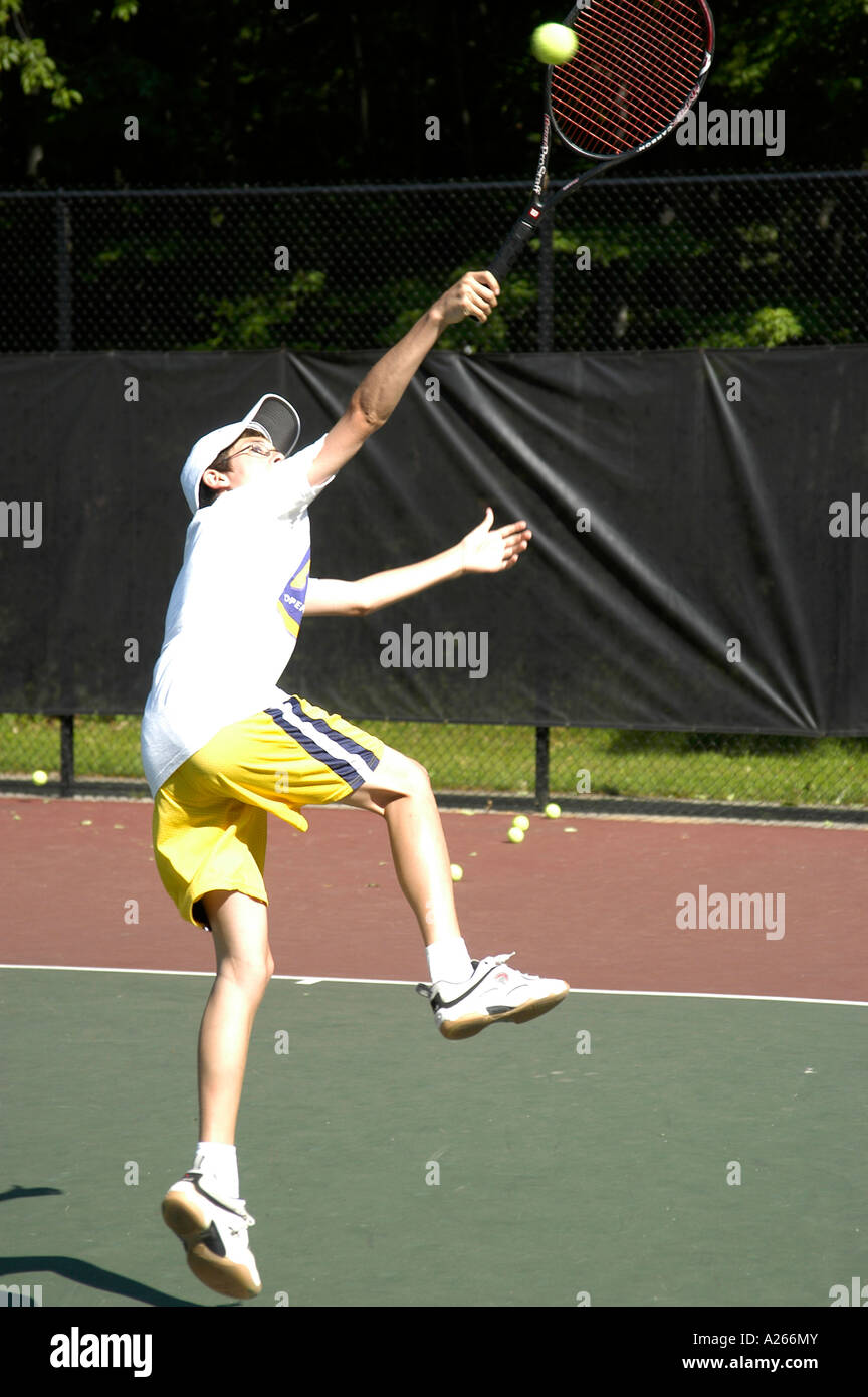 Les leçons de tennis sont fournis par une municipalité locale pour aider les enfants à apprendre la partie de tennis Banque D'Images