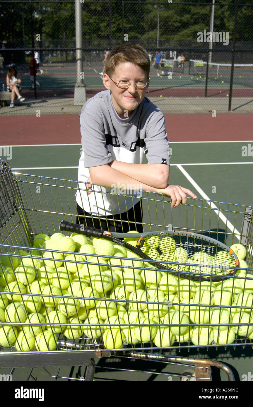 Les leçons de tennis sont fournis par une municipalité locale pour aider les enfants à apprendre la partie de tennis Banque D'Images