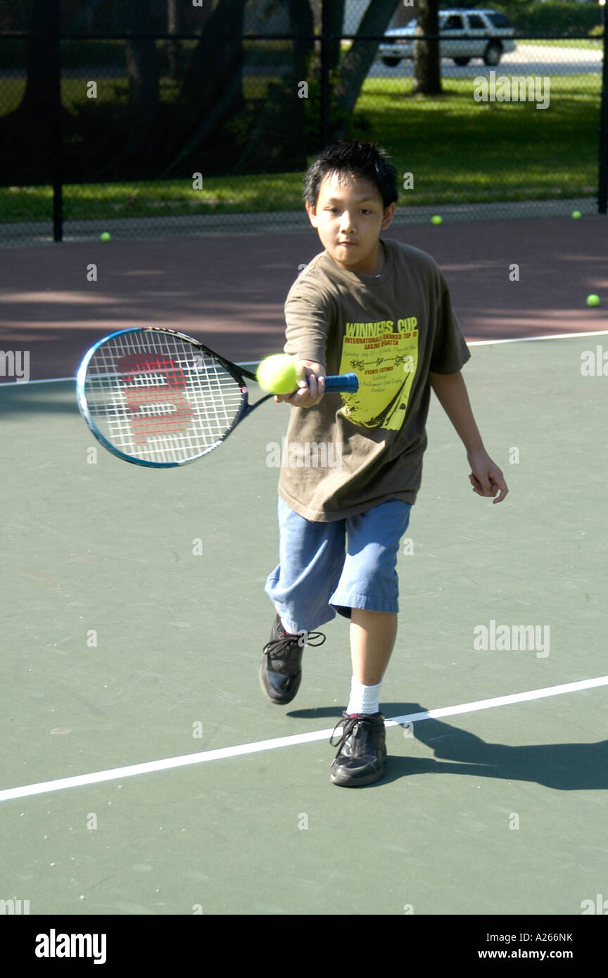 Les leçons de tennis sont fournis par une municipalité locale pour aider les enfants à apprendre la partie de tennis Banque D'Images