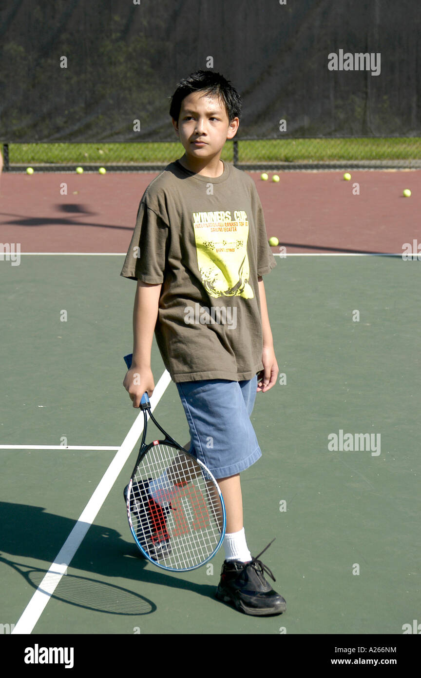Les leçons de tennis sont fournis par une municipalité locale pour aider les enfants à apprendre la partie de tennis Banque D'Images