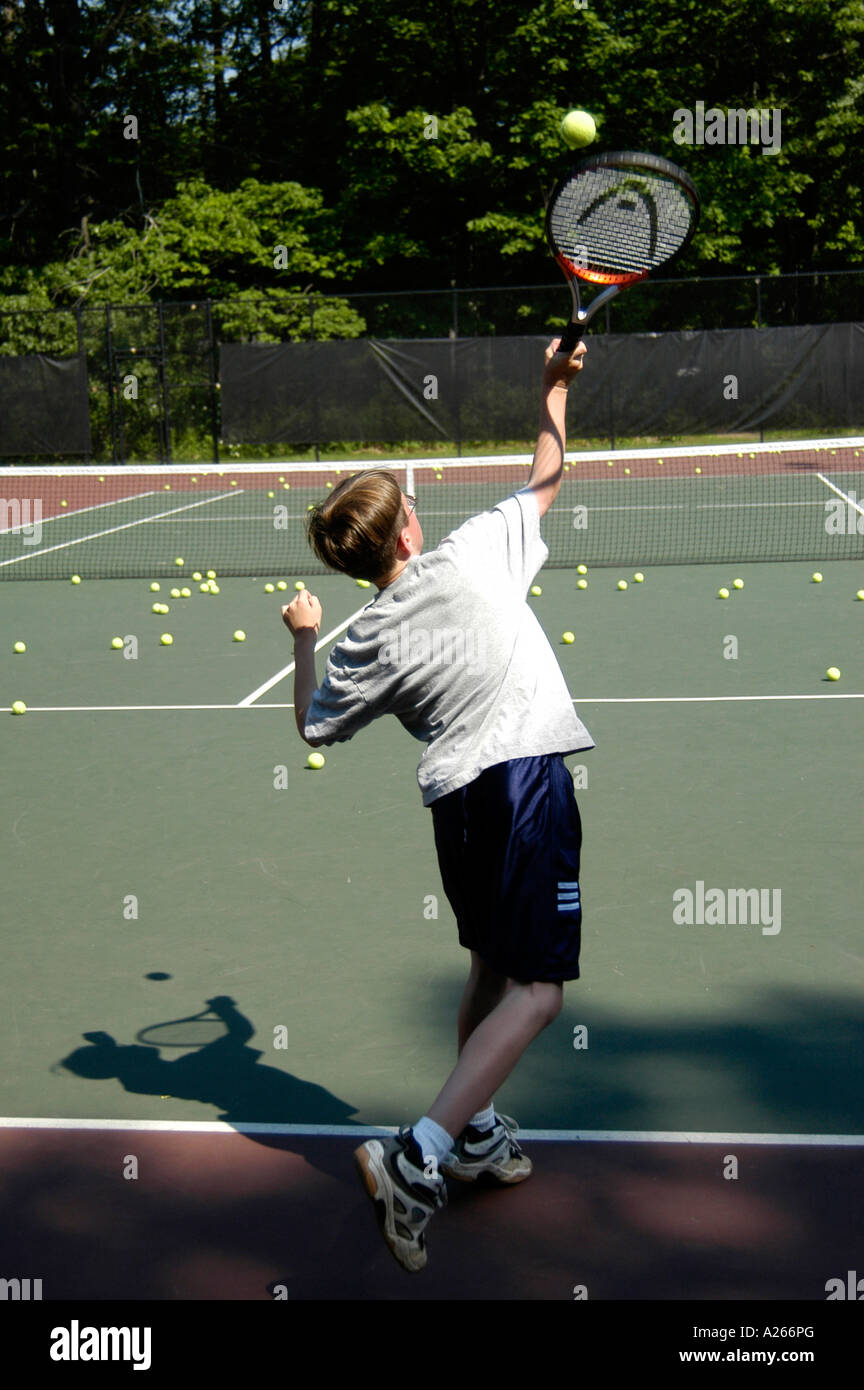 Les leçons de tennis sont fournis par une municipalité locale pour aider les enfants à apprendre la partie de tennis Banque D'Images