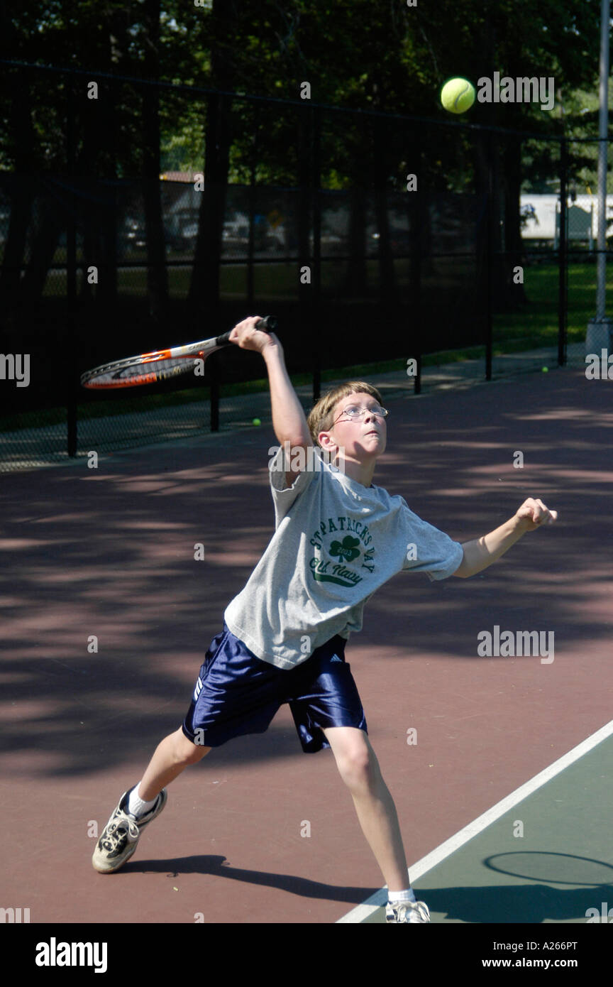 Les leçons de tennis sont fournis par une municipalité locale pour aider les enfants à apprendre la partie de tennis Banque D'Images