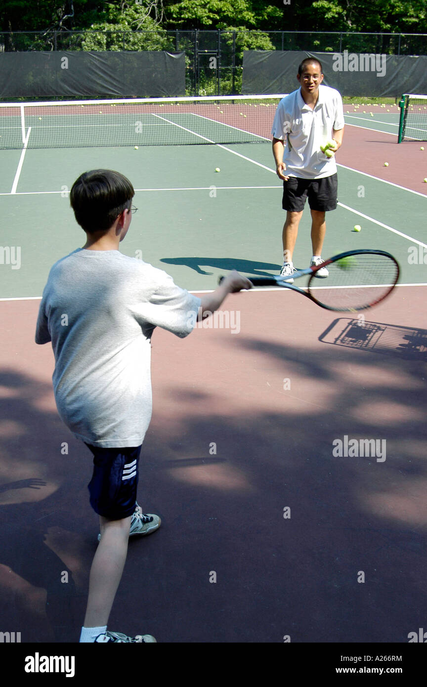 Les leçons de tennis sont fournis par une municipalité locale pour aider les enfants à apprendre la partie de tennis Banque D'Images