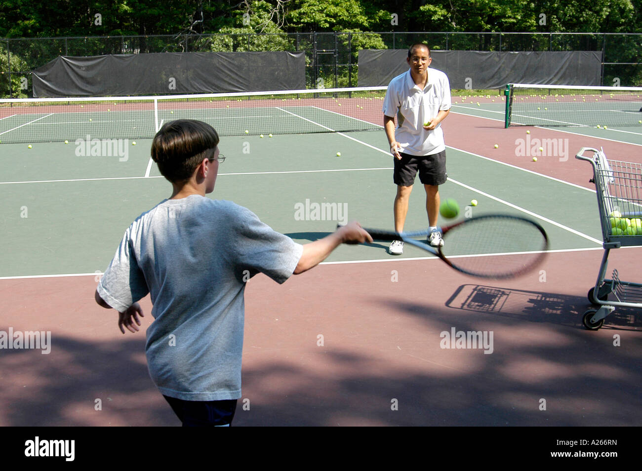 Les leçons de tennis sont fournis par une municipalité locale pour aider les enfants à apprendre la partie de tennis Banque D'Images