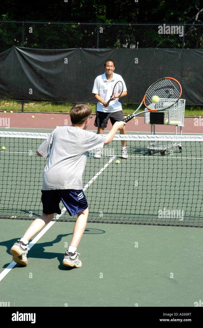 Les leçons de tennis sont fournis par une municipalité locale pour aider les enfants à apprendre la partie de tennis Banque D'Images
